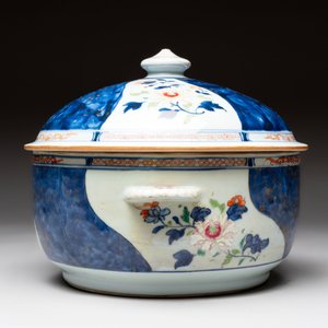 A Chinese famille rose blue-ground tureen, cover and stand, Qianlong — 照片 5