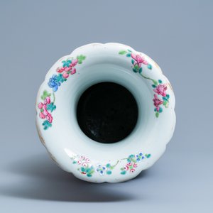 A Chinese famille rose blue-ground vase, 19th C. — photo 5