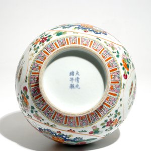 A Chinese famille rose bottle vase, Guangxu mark, 20th C. — photo 6