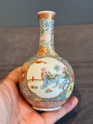 A Chinese famille rose bottle vase, Ju Ren Tang 居仁堂製 mark, Republic — 照片 1