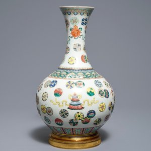 A Chinese famille rose bottle vase on bronze stand, 19th C. — 照片 1