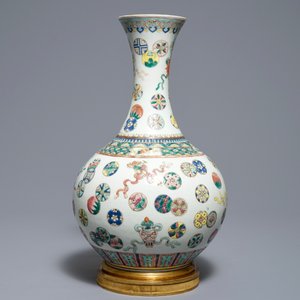 A Chinese famille rose bottle vase on bronze stand, 19th C. — 照片 2