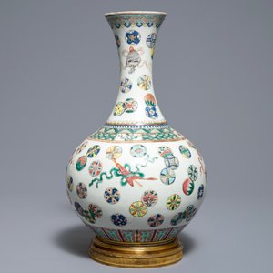 A Chinese famille rose bottle vase on bronze stand, 19th C. — 照片 3