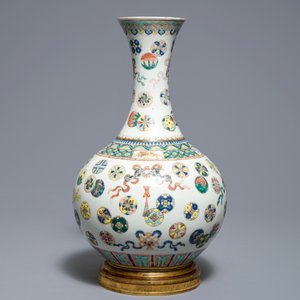 A Chinese famille rose bottle vase on bronze stand, 19th C. — 照片 4