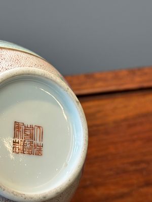 A Chinese famille rose bottle vase, Qianlong mark, Republic — 照片 11