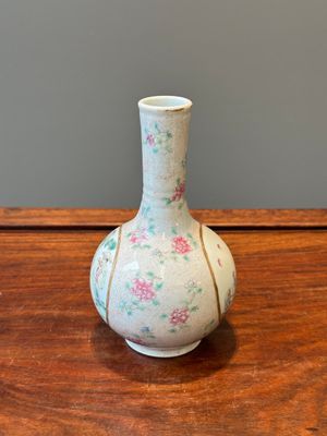 A Chinese famille rose bottle vase, Qianlong mark, Republic — 照片 4