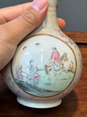 A Chinese famille rose bottle vase, Qianlong mark, Republic — 照片 5