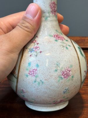 A Chinese famille rose bottle vase, Qianlong mark, Republic — 照片 7
