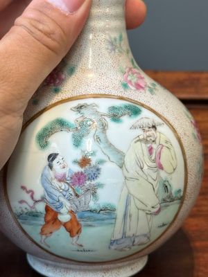 A Chinese famille rose bottle vase, Qianlong mark, Republic — 照片 8