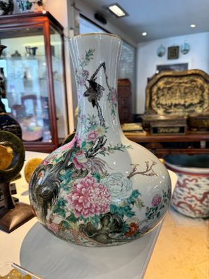 A Chinese famille rose bottle vase with birds among blossoming branches, Qianlong mark, Republic — 照片 2