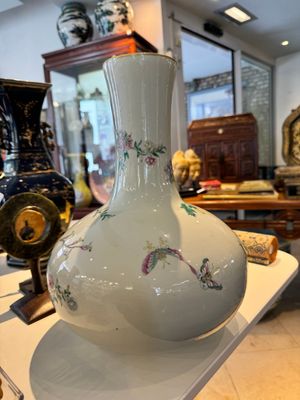 A Chinese famille rose bottle vase with birds among blossoming branches, Qianlong mark, Republic — 照片 3