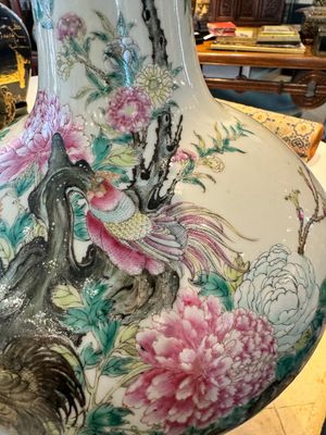 A Chinese famille rose bottle vase with birds among blossoming branches, Qianlong mark, Republic — 照片 7