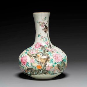 A Chinese famille rose bottle vase with birds among blossoming branches, Qianlong mark, Republic — 照片 1