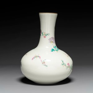 A Chinese famille rose bottle vase with birds among blossoming branches, Qianlong mark, Republic — 照片 4