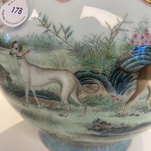 A Chinese famille rose bottle vase with dogs, Qianlong mark, Republic — 照片 11