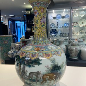 A Chinese famille rose bottle vase with dogs, Qianlong mark, Republic — 照片 9