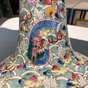 A Chinese famille rose bottle vase with dragons, 19th C. — 照片 8