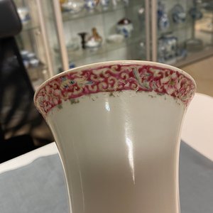 A Chinese famille rose bottle vase with floral design, Hongxian mark, Republic — 照片 12