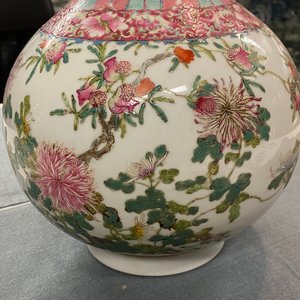 A Chinese famille rose bottle vase with floral design, Hongxian mark, Republic — 照片 7