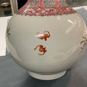 A Chinese famille rose bottle vase with floral design, Hongxian mark, Republic — 照片 9