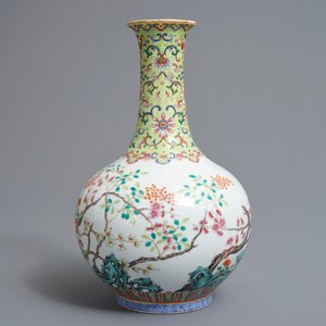 A Chinese famille rose bottle vase with floral design, Jiaqing mark, 19/20th C. — 照片 4