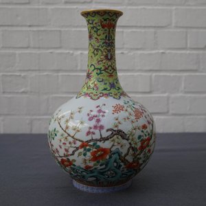 A Chinese famille rose bottle vase with floral design, Jiaqing mark, 19/20th C. — 照片 9