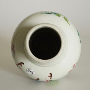A Chinese famille rose bottle vase with "Long Elizas" and little boys, Yongzheng — 照片 11