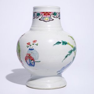 A Chinese famille rose bottle vase with "Long Elizas" and little boys, Yongzheng — 照片 2