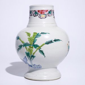 A Chinese famille rose bottle vase with "Long Elizas" and little boys, Yongzheng — 照片 3