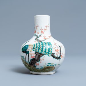 A Chinese famille rose bottle vase with peacocks, Qianlong mark, 19th C. — 照片 4