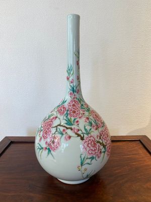A Chinese famille rose bottle vase, Yongzheng mark, Republic — foto 1
