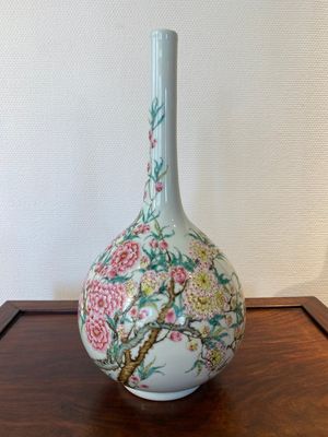 A Chinese famille rose bottle vase, Yongzheng mark, Republic — foto 2