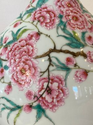 A Chinese famille rose bottle vase, Yongzheng mark, Republic — foto 5