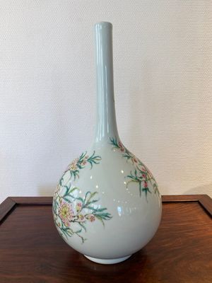 A Chinese famille rose bottle vase, Yongzheng mark, Republic — 照片 3
