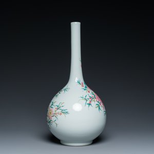 A Chinese famille rose bottle vase, Yongzheng mark, Republic — 照片 3