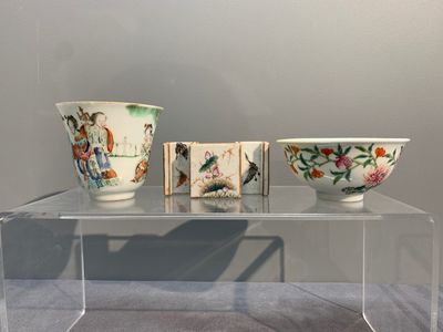 A Chinese famille rose bowl, a cup and a brush rest, Qianlong and Tongzhi mark, 19/20th C. — foto 1