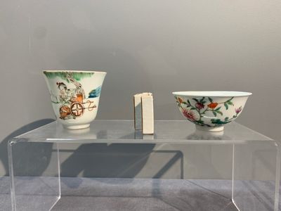 A Chinese famille rose bowl, a cup and a brush rest, Qianlong and Tongzhi mark, 19/20th C. — foto 2