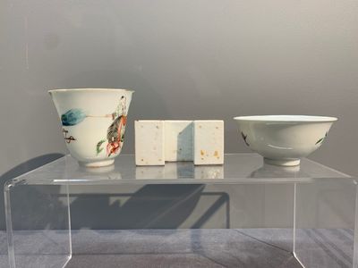 A Chinese famille rose bowl, a cup and a brush rest, Qianlong and Tongzhi mark, 19/20th C. — foto 3
