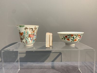 A Chinese famille rose bowl, a cup and a brush rest, Qianlong and Tongzhi mark, 19/20th C. — foto 4