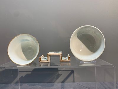 A Chinese famille rose bowl, a cup and a brush rest, Qianlong and Tongzhi mark, 19/20th C. — foto 5