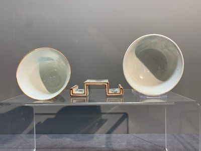 A Chinese famille rose bowl, a cup and a brush rest, Qianlong and Tongzhi mark, 19/20th C. — foto 6