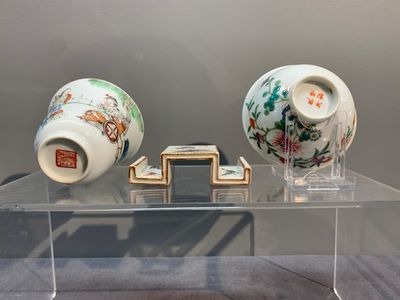 A Chinese famille rose bowl, a cup and a brush rest, Qianlong and Tongzhi mark, 19/20th C. — foto 7