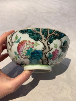 A Chinese famille rose bowl, a plate and a blue and white vase, Tongzhi mark and of the period — photo 11