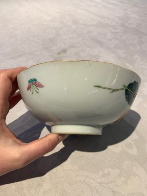 A Chinese famille rose bowl, a plate and a blue and white vase, Tongzhi mark and of the period — photo 14