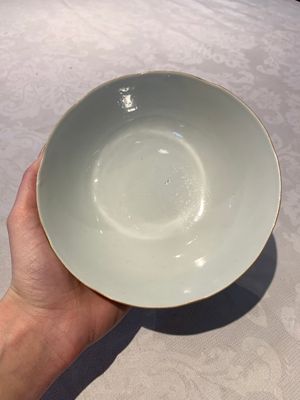 A Chinese famille rose bowl, a plate and a blue and white vase, Tongzhi mark and of the period — photo 15