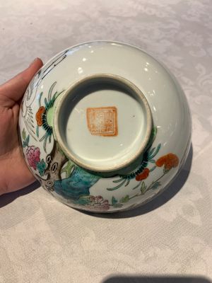 A Chinese famille rose bowl, a plate and a blue and white vase, Tongzhi mark and of the period — photo 16