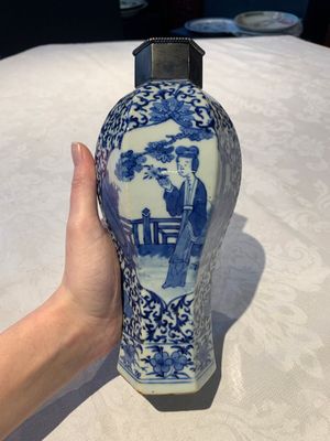 A Chinese famille rose bowl, a plate and a blue and white vase, Tongzhi mark and of the period — photo 18