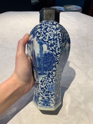 A Chinese famille rose bowl, a plate and a blue and white vase, Tongzhi mark and of the period — photo 19