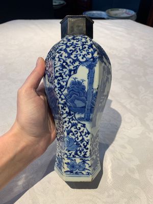 A Chinese famille rose bowl, a plate and a blue and white vase, Tongzhi mark and of the period — photo 20
