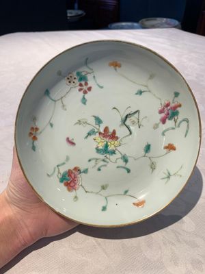 A Chinese famille rose bowl, a plate and a blue and white vase, Tongzhi mark and of the period — photo 2